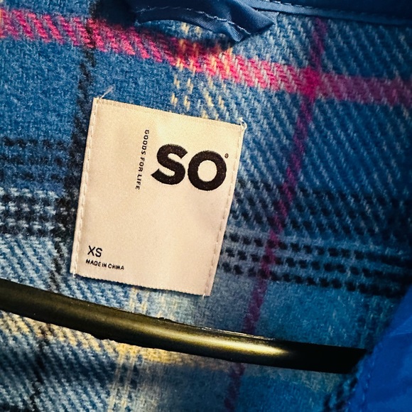 Oversized flannel jacket. Button up with pockets. - Picture 2 of 4